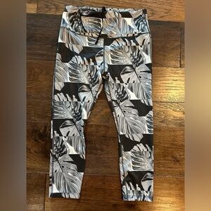 Nike Black and White Leaf Print Crop Leggings- size Large